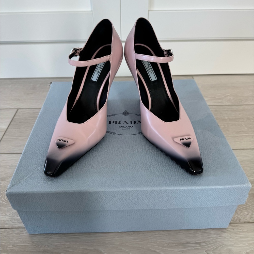 PRADA
Modellerie Logo Leather